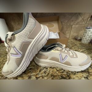 Vionic Walk Max II in Light Beige